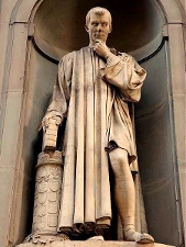Firenze, Galleria degli Uffizi. Statua di Niccolò Macchiavelli