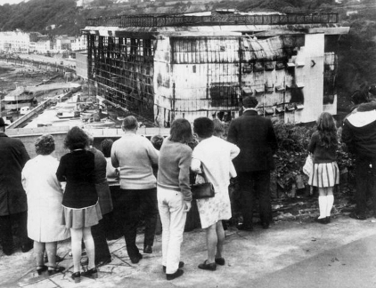 lo "scheletro" del centro divertimenti Summerlanda dopo l'incendio del 1973