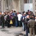In fila per il cibo a Bologna