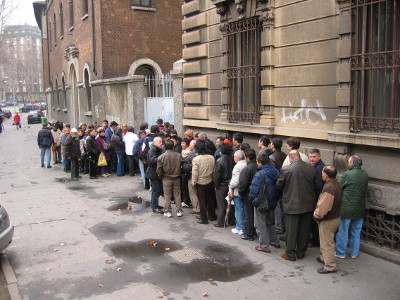 Bologna. Fila al banco alimentare